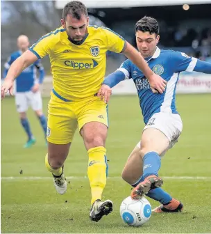  ?? Conor Molloy ?? New boy Omry Perel gets his tackle in