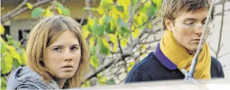  ?? BILD: SN/AP ?? Amanda Knox und Raffaele Sollecito beim Ortsaugens­chein vor dem Mordhaus in Perugia 2007.