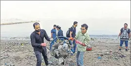  ??  ?? Volunteers clean up Dadar beach in Mumbai. The state govt is planning to ban disposable containers, flags, flex boards, banners and nonwoven polypropyl­ene bags, among others. HT FILE/SATYABRATA TRIPATHY