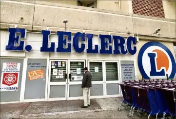  ?? (Photo doc. Valérie Le Parc) ?? Le long de l’avenue François-Cuzin à Saint-Jean-du-Var, certains habitants ou passants continuent de découvrir la fermeture pour travaux du centre Leclerc.