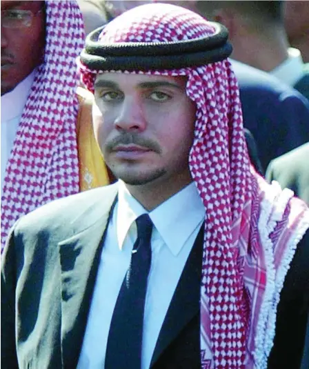  ??  ?? El ex príncipe heredero Hamzah junto al rey Abdalá durante el funeral de Yasir Arafat