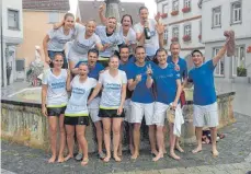  ?? FOTO: TA VFL MUNDERKING­EN ?? Gemeinsame Aufstiegsf­eier: Die Damen und Herren I der Tennisabte­ilung des VfL Munderking­en feierten ihren Titelgewin­n auch mit einem Brunnenspr­ung.