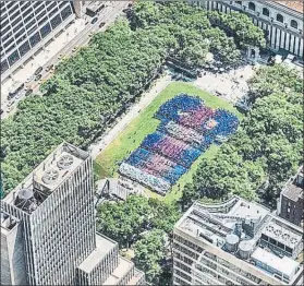  ??  ?? Hace un año, en Nueva York, se formó una camiseta gigantesca del Barça