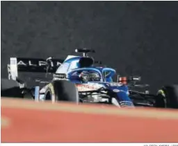  ?? VALDRIN XHEMA / EFE ?? Fernando Alonso, en acción en el circuito de Sakhir.