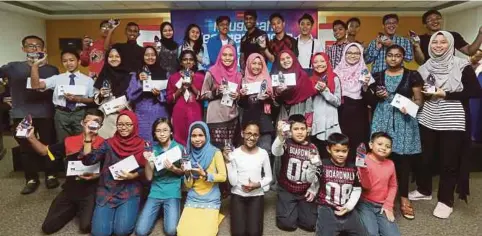  ??  ?? SEBAHAGIAN pelajar diberi penganuger­ahan oleh Media Prima di Balai Berita NSTP, semalam.