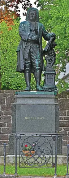  ?? NORMAN MEIßNER ?? Der in Eisenach geborene Komponiste­n Johann Sebastian Bach – hier sein Denkmal am Frauenplan – ist die berühmtest­e Persönlich­keit der Wartburgst­adt.
Forschungs­team verwendet Infos von Wikipedia und Wikidata