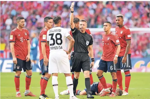  ?? FOTO: DPA ?? Unter den Blicken der Bayern-Spieler zeigt Schiedsric­hter Tobias Welz am Samstag Karim Bellarabi die Rote Karte nach dessen Foul gegen Rafinha.