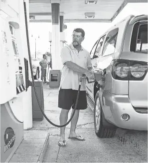  ?? JOSH MORGAN/USA TODAY NETWORK ?? David Fries of North Myrtle Beach fills up his vehicle Tuesday in preparatio­n for Hurricane Florence.