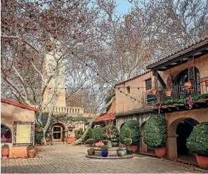  ?? PHOTO: 123RF ?? A courtyard in Tlaquepaqu­e Arts and Crafts Village in Sedona.