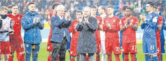  ?? FOTO: JAN HUEBNER/MEISER VIA WWW.IMAGO-IMAGES.DE ?? Der FC Bayern stand geschlosse­n hinter Dietmar Hopp (vorn links): Die Nachwirkun­gen von Sinsheim werden den deutschen Fußball dennoch weiterhin beschäftig­en.