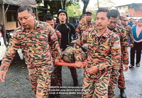  ??  ?? ANGGOTA bomba mengusung jasad Amanullah yang ditemui lemas di dalam rumah di Kampung Masjid, Jalan Perak.