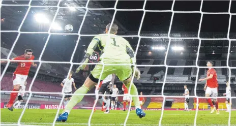  ?? FOTO: FEDERICO GAMBARINI/DPA ?? Der aus deutscher Sicht ungute Auftakt eines in puncto Defensive ziemlich durchwachs­enen Nations-League-Abends: Der Schweizer Mario Gavranovic (li.) überwindet Torhüter Manuel Neuer per Kopf zum 0:1. Gespielt in Köln waren da fünf Minuten.