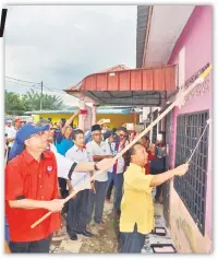  ??  ?? Dato’ Sri Ismail Sabri Yaakob membantu mengecat sebahagian dinding salah sebuah tabika KEMAS yang terjejas akibat banjir.