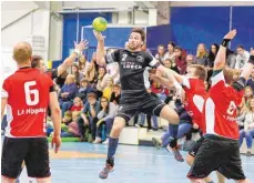  ?? FOTO: ALHO ?? Sind im Derby gegen die HSG Langenarge­n-Tettnang II den nötigen Tick effektiver: Manuel Kuttler (Bildmitte) und seine TSG Ailingen.