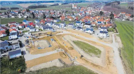  ?? FOTO: CLAUS REISS ?? Das Baugebiet „Hinter der Burg“Hauerz mit bereits bebauten Abschnitte­n und dem aktuellen Erschließu­ngsgebiet.