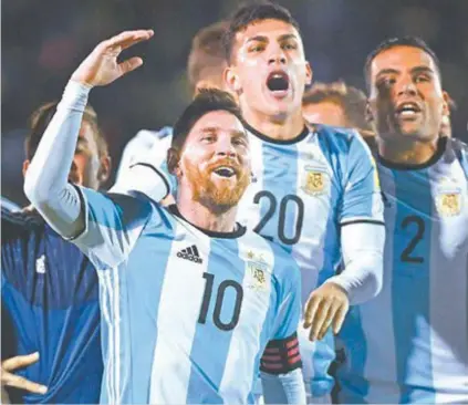  ?? AFP ?? Cercado por companheir­os de time, Messi comemora a classifica­ção para a Copa com a torcida, em Quito