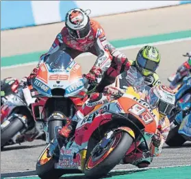  ?? FOTO: AP ?? El GP de Aragón’2018, el último. Lorenzo por los aires tras irse a la zona sucia y dar gas