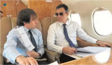  ?? LA MONCLOA ?? Ya presidente, Sánchez departe con José Manuel Albares, su asesor de política internacio­nal, a bordo de un Falcon