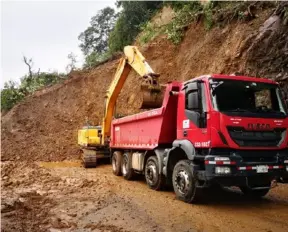  ?? MoPt ?? Solo en los trabajos de este lunes se removieron aproximada­mente 1.187 metros cúbicos de material de la carretera.