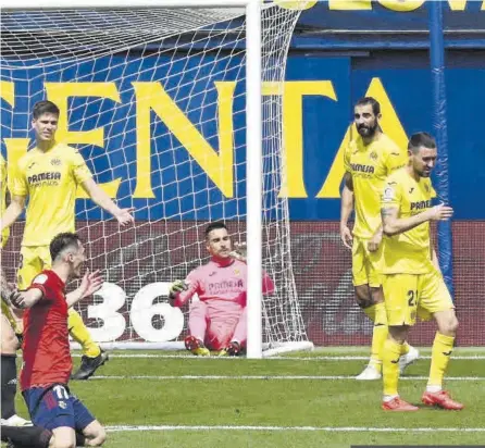  ?? FOTOS: MANOLO NEBOT ?? Ante Budimir celebra su golazo de cabeza, el que dio el triunfo a Osasuna ayer en La Cerámica ante un buen Villarreal que no pudo ganar.