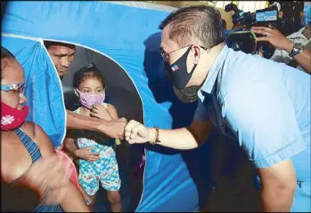  ??  ?? Sen. Bong Go visits residents of Tondo, Manila who were displaced by a fire on Wednesday.