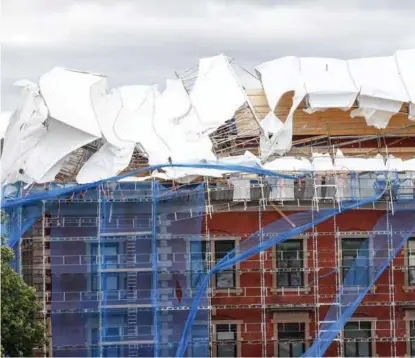  ?? FOTO: TERJE PEDERSEN, NTB SCANPIX ?? De gamle tollbodene i Tollbugata 1 i Oslo var under rehabilite­ring. Vinden gjorde store skader på takstillas­et. Tolldirekt­oratet skal flytte inn når prosjektet er ferdig i 2019.