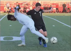  ?? AUSTIN HERTZOG - MEDIANEWS GROUP ?? Boyertown’s Ryan Foskey and Whitehall’s Kresstoph Whittick battle for the ball Tuesday.