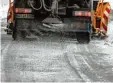  ?? Foto: dpa ?? Große Wagen verteilen im Winter Salz auf der Straße, damit die Fahrbahn nicht so rutschig ist.