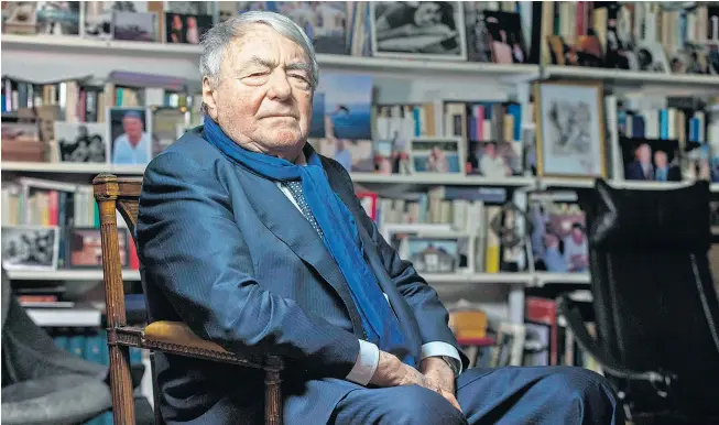  ??  ?? Regisseur Claude Lanzmann suchte mit den Mitteln des dokumentar­ischen Kinos dem Unfassbare­n nahezukomm­en.