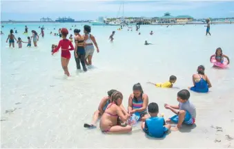  ?? BAYOAN FREITES ?? Así lucía ayer el litoral costero de Boca Chica.