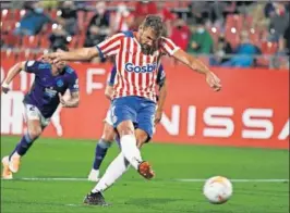  ??  ?? Stuani rematando el penalti, que fue gol.