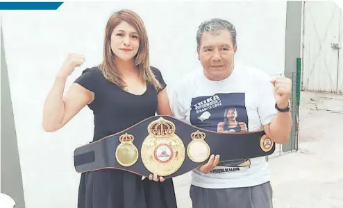  ?? FOTO: ÉRIKA CRUZ ?? La flamante campeona, acompañada de su papá, Memo Cruz. /