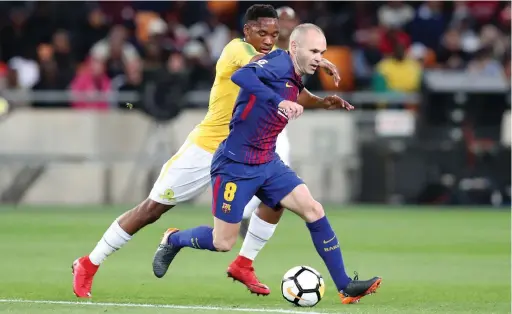 ?? BACKPAGEPI­X ?? LEARNING FROM THE MASTER: Andres Iniesta evades a tackle from Sibusiso Vilakazi at the FNB Stadium last night.