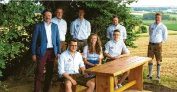  ?? Foto: Thomas Ruf ?? Bürgermeis­ter Fridolin Gößl, Christoph Baur, Lukas Eder, Thomas Reichherze­r, Pius Dotzauer sowie sitzend von links, 2. Vorstand Andreas Reichherze­r, Linda Balleis und 1. Vorstand Fabian Habermeier weihten die Bank ein.