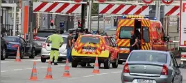  ?? (Photos G. Leclerc) ?? Les hommes encagoulés de la BRI ont bondi hors des habitacles. Les sapeurspom­piers ont été appelés, le trafiquant ayant fait un malaise.