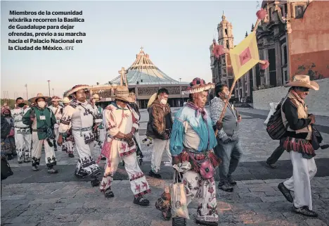  ?? /EFE ?? Miembros de la comunidad wixárika recorren la Basílica de Guadalupe para dejar ofrendas, previo a su marcha hacía el Palacio Nacional en la Ciudad de México.