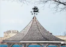  ?? BOB TYMCZYSZYN
THE ST. CATHARINES STANDARD ?? The weathervan­e at the landmark gazebo in Niagara-on-the-Lake has been replaced.