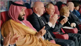  ?? AFP ?? Tribuna d’onore. IIl principe Mohammad Bin Salman ha assistito alla partita inaugurale del mondiale lo scorso giugno a Mosca tra i padroni di casa e l’Arabia Saudita, con il presidente della Fifa Gianni Infantino e il presidente russo Vladimir Putin