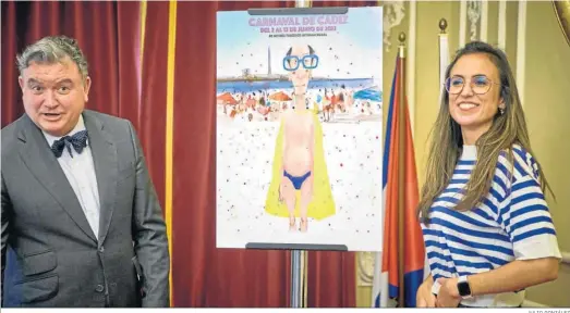  ?? JULIO GONZÁLEZ ?? Paco Cano y Lola Cazalilla tras descubrir el cartel del Carnaval de Cádiz 2022.