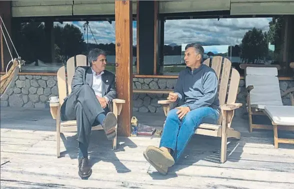  ?? PRENSA PRESIDENCI­A ARGENTINA ?? Macri (derecha) recibió ayer en Villa La Angostura, en la Patagonia, al ministro Prat-Gay, que dejará el cargo el próximo 2 de enero