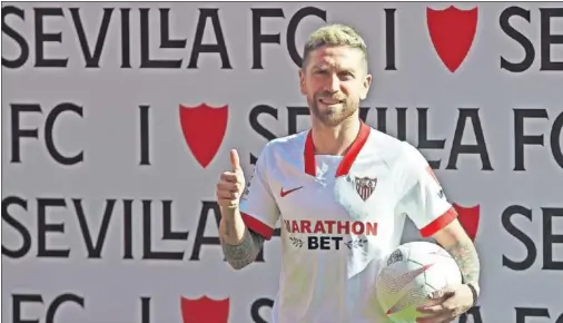  ??  ?? Papu Gómez sonríe mientras sostiene un balón en el Ramón Sánchez Pizjuán, durante su presentaci­ón con el Sevilla.