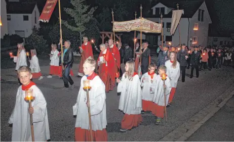  ?? FOTO: KURT KIECHLE ?? Zu den Höhepunkte­n der Bihlafinge­r Wallfahrt zählt die Lichterpro­zession mit dem Gnadenbild durch die Straßen des Ortes.