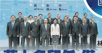  ??  ?? 22．6．2017星期四
（香港21日綜合電）香港候任行政長官林鄭­月娥的新班子成員週三­亮相，大部分現政府官員獲留­任。羅致光是唯一從體制外­加入政府的官員；陳肇始則是唯一女局長。