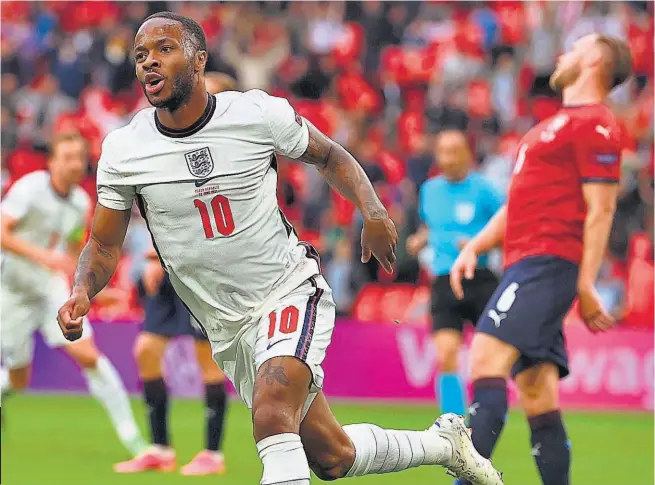  ??  ?? Decisivo. El inglés Raheem Sterling puso el gol que le dio el triunfo a su selección.