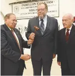  ??  ?? Jimmy Thordsen, al centro, durante su juramentac­ión como presidente del Pabellón del Deporte Puertorriq­ueño.suministra­da