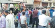  ?? HT PHOTO ?? A crowd gathered in Saadatganj after a calf was killed.