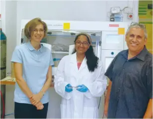  ??  ?? HIGH SCHOOLER Leron Khalifa shows off a lab sample of the sewage virus meant to kill resistant bacteria, alongside Hebrew University researcher­s Prof. Nurit Beyth (left) and Dr. Ronen Hazan.