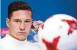  ?? Foto: dpa ?? Den Ball im Blick, das große Ganze im Hinterkopf: Julian Draxler.