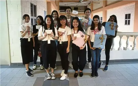  ??  ?? First city university college students with the awards they won in the 2018 MIId students’ saturday competitio­n.