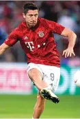  ?? ODD ANDERSEN/AFP ?? SELALU CETAK GOL: Pemain Bayern Muenchen Robert Lewandowsk­i melakukan pemanasan sebelum bertanding melawan Energie Cottbus pada German Cup (DFB Pokal) (12/8).